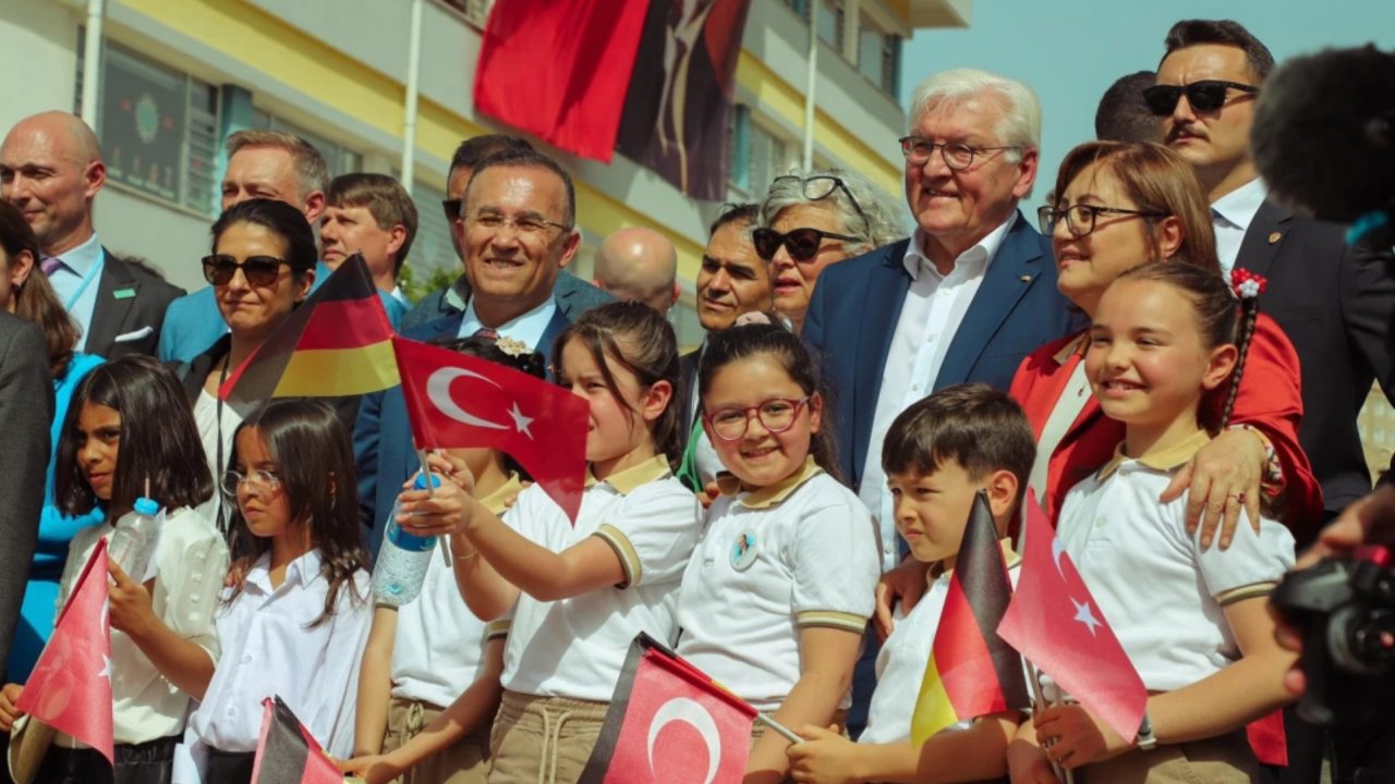 Almanya Cumhurbaşkanı Steinmeier, Gaziantep'te Çocuklarla 23 Nisan'ı Kutladı