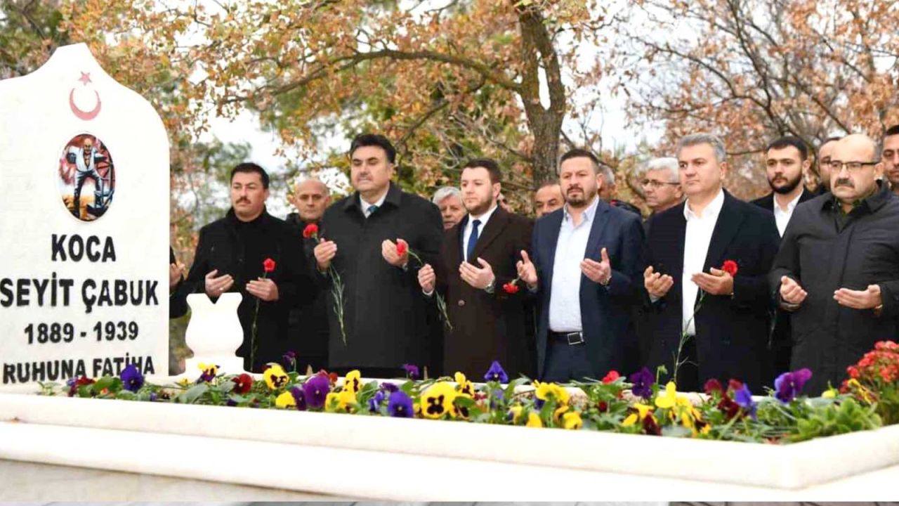 Seyit Onbaşı, mezarı başında törenle anıldı