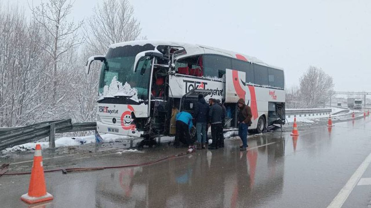 Sivas'ta iki otobüs çarpıştı: 6 yaralı