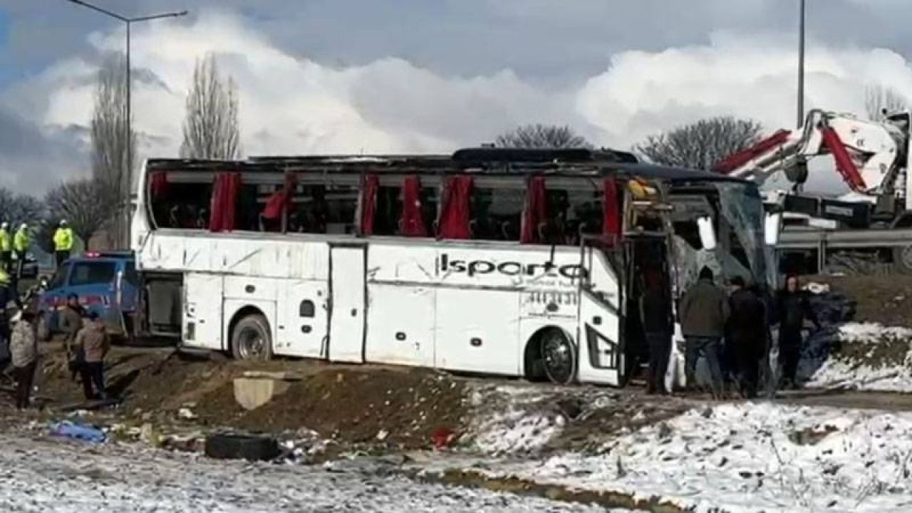 Otobüs şarampole yuvarlandı: 1 ölü, 25 yaralı