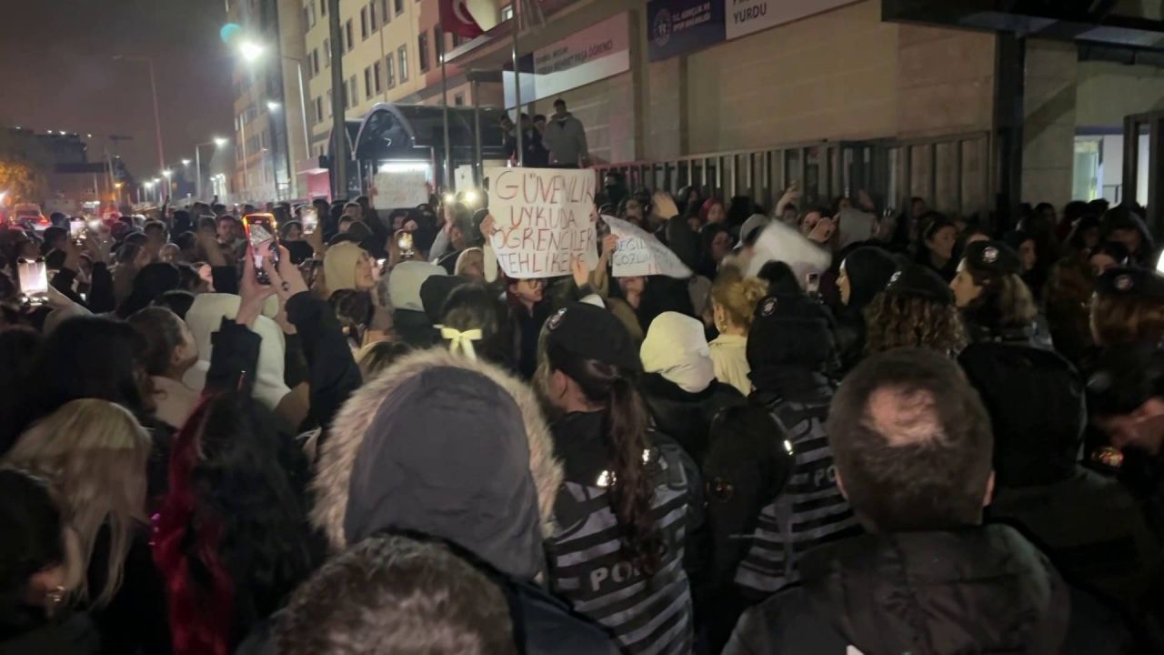 Kız öğrenci yurdunda güvenlik zaafı protesto edildi: Yabancı bir erkeğin içeri girişi güvenlik endişelerini artırdı