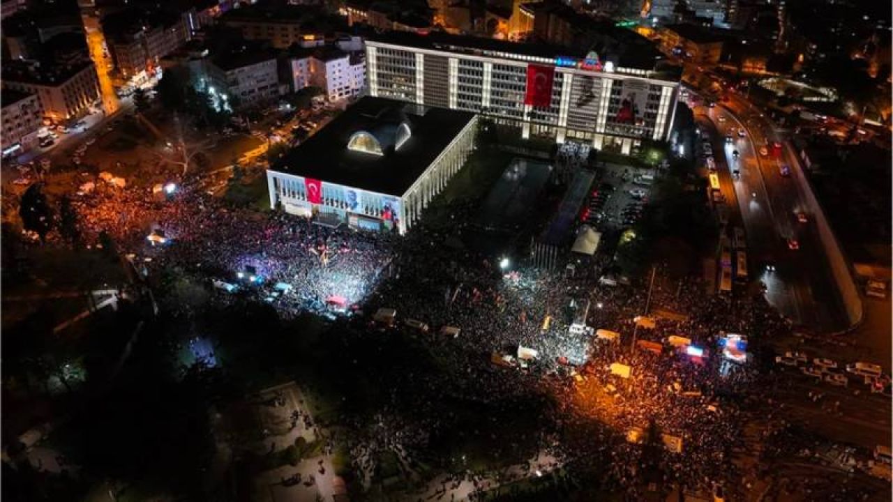 Sözcü yazarı Doğru: İmamoğlu'na Geniş Destek Sağlayan Strateji, Güç Zehirlenmesi İle Açıklanabilir