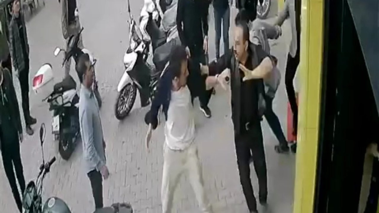 Konya'da bir motosiklet sürücüsü, trafik tartışması yüzünden 8 kişi tarafından darp edildi